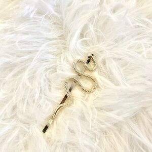 Snake-Shaped Hair Clip with Green Rhinestone Eyes – Vintage & Edgy Accessory